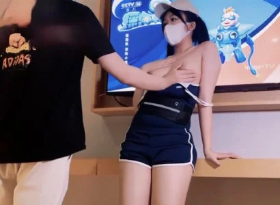 Cô nhân viên bán TV xinh đẹp gặp vị khách may mắn