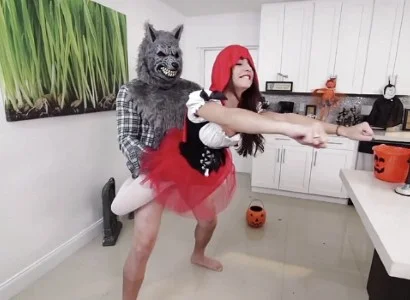 Nàng quàng khăn đỏ chén nhau ở nhà gỗ