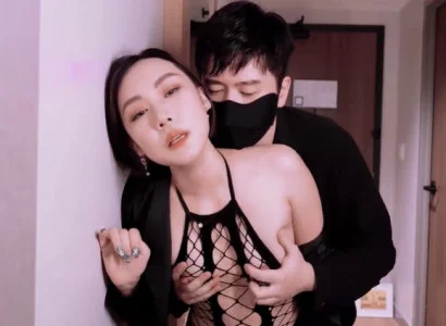 Ả vợ dâng thân cho sếp để trả nợ cho chồng