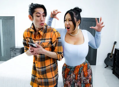 Anh con trai đưa mẹ kế xăm trổ hàng múp tới đỉnh cao
